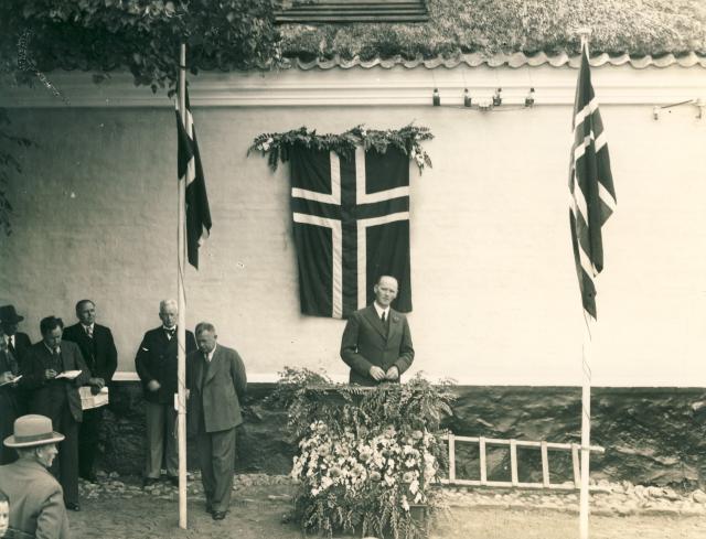 Afsløring af mindeplade på Møllegården - ca. 1930 (B4438)