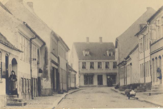 Algade . Mange små butikslokaler i denne del af hovedgaden i århundredets begyndelse - ca. 1910 (B90427)