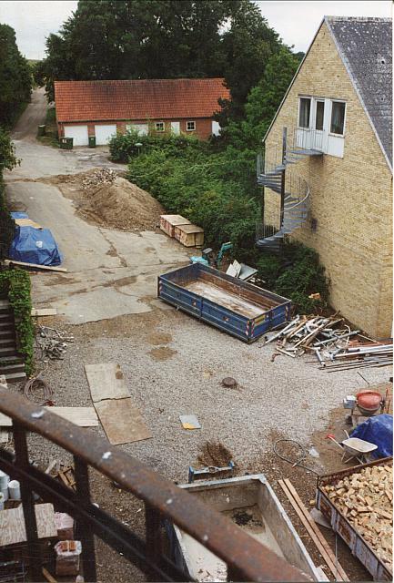 Et sidste glimt af den gamle indkørsel ved inder gården (B13293)