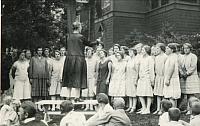 Sangkoret med musiklærer Bodil Lange ved elevmødet - 1928 (B12998)
