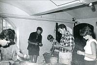Højskoleelever skræller kartofler til elevmøde - 1964 (B13626)