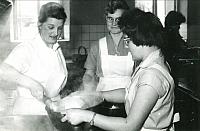 Køkkenleder Dagny Pedersen med sine 2 køkkenpiger -1955-56 (B13636)