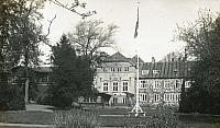 Vallekilde Højskole set fra syd med 'Det lille Og' til venstre i billedet og flagstangen med flaget hejst. Ca. 1930
