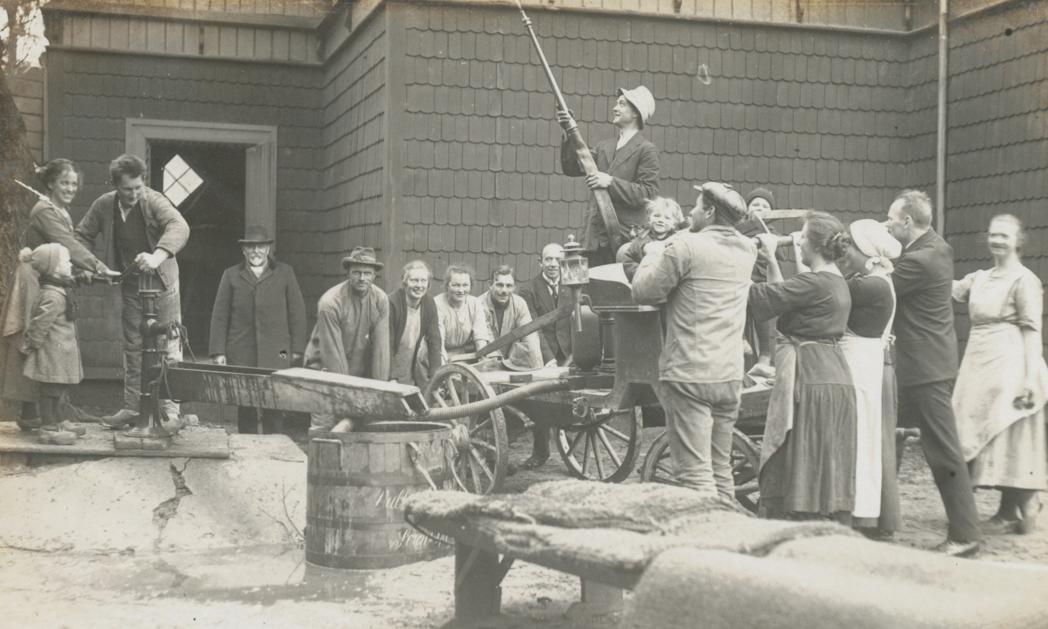 Vallekilde Højskole. Brandsprøjten afprøves - 1926 (B2937)