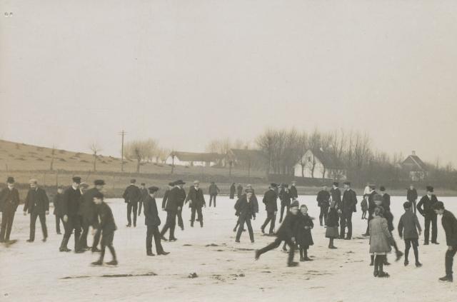 Højskoleelever og børn løber på skøjter på "Søen" i Vallekilde - 1911  (B2857)
