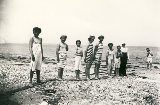 Til fotografering på stranden  - 1920'erne  (B95292)