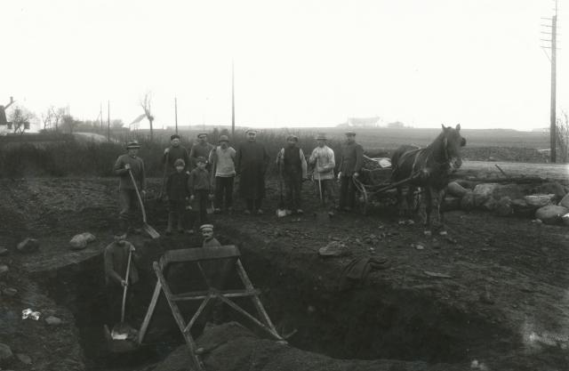 Gundestrup. Gravearbejde ved Nykøbingvej - ca. 1920 (B3070)