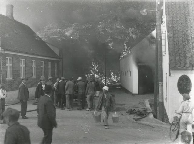 Asnæs. Brand hos købmand Alfred Nielsen - 1. juli 1931 (B3116)