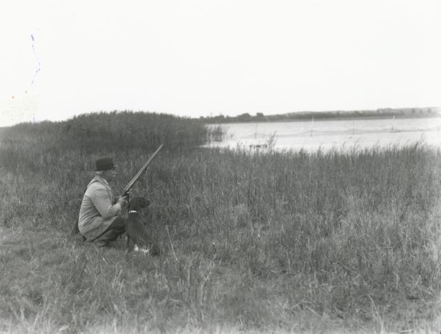 Jæger ved Lammefjordssøen - ca. 1930 (B3175)