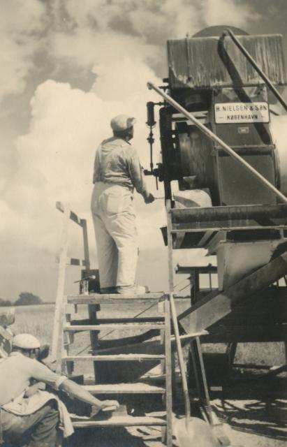 Skallegravning ved Næsdal - ca. 1948 (B3224)