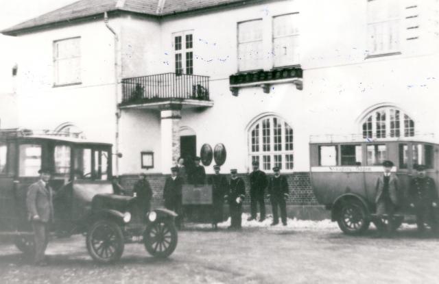 Postbude - biler.  ca. 1920 (B90449)