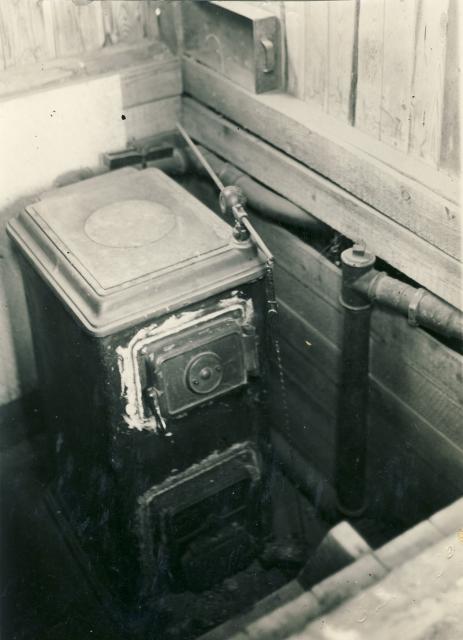 Kakkelovn-Hønseri ca. 1930 (B91315)