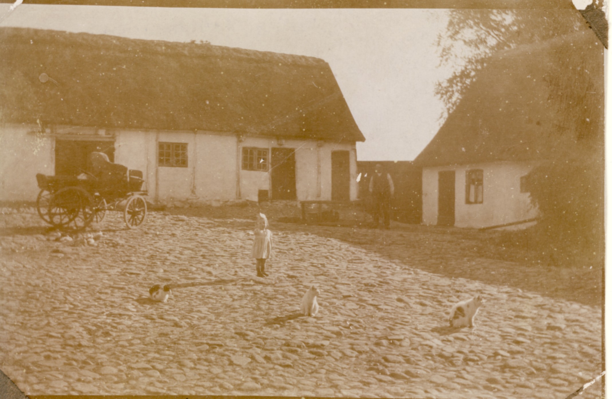 Kjeldsgårdens gårdsplads, Bråde - 1920 (B4011)