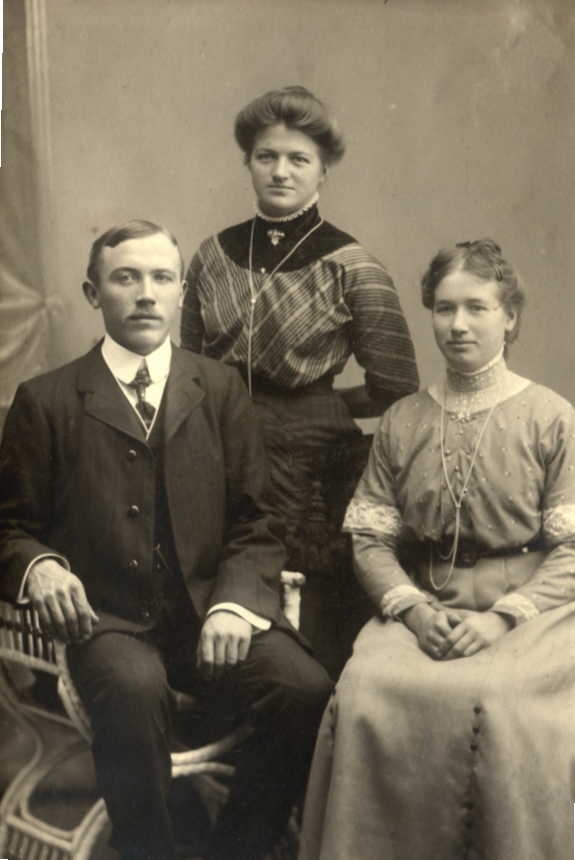 Anders, Marie og Jørgine Bladsen  - Gniben - 1910-1915 (B172)