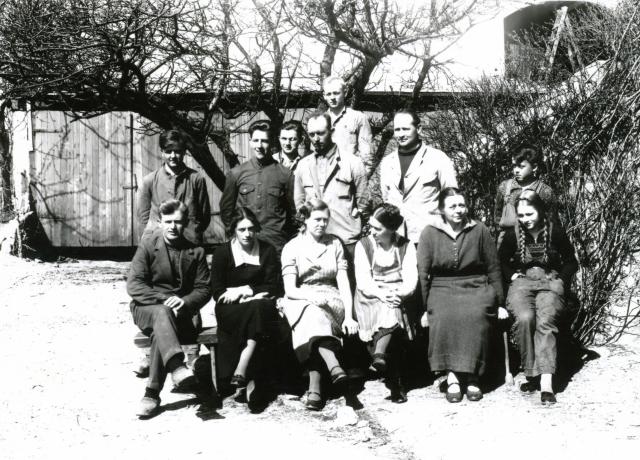 Hans Trier Hansen, Øyås m. familie og folkehold - 1935 (B2707)