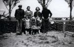 Petersen, Jørgen, Kelstrup - I haven med familen - 1940'erne (B161)