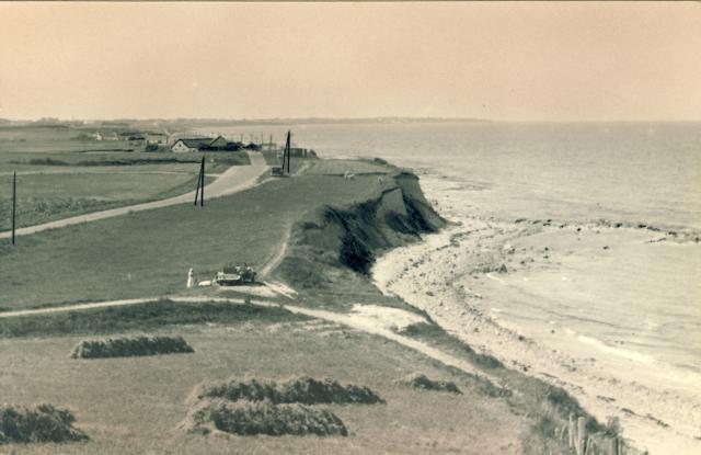 Ved Ebbeløkke Strand - 1930 (B4079)