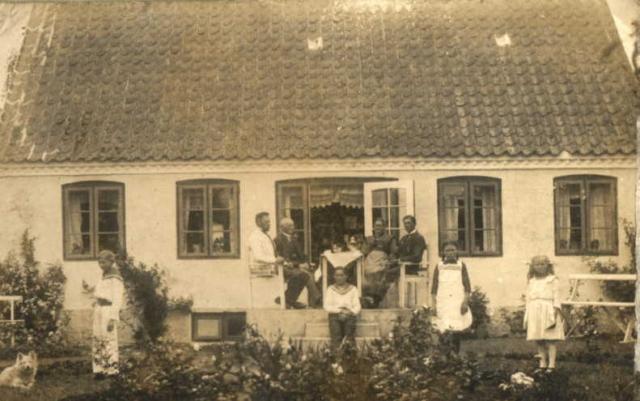 Eftermiddagskaffe hos bager Louis Markwardt og hustru Emma - Sj. Odde - 1930'erne (B242)