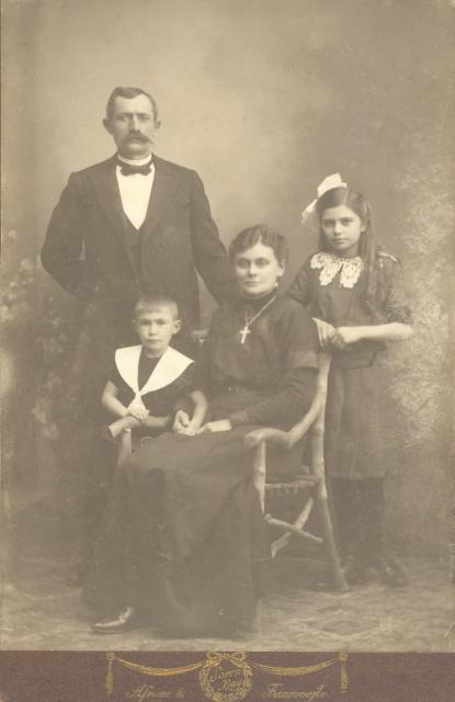 Maren og Peder Madsen (Junior), Høve, 1912 (B2372)