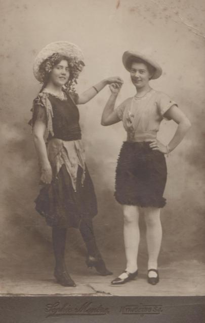 Karen og Ellen Kofoed, Mantzhøj - 1909 (B1800)