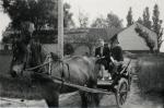 Boline Christine Hansen, Nygaard -med hestevogn - 1930'erne (B34)