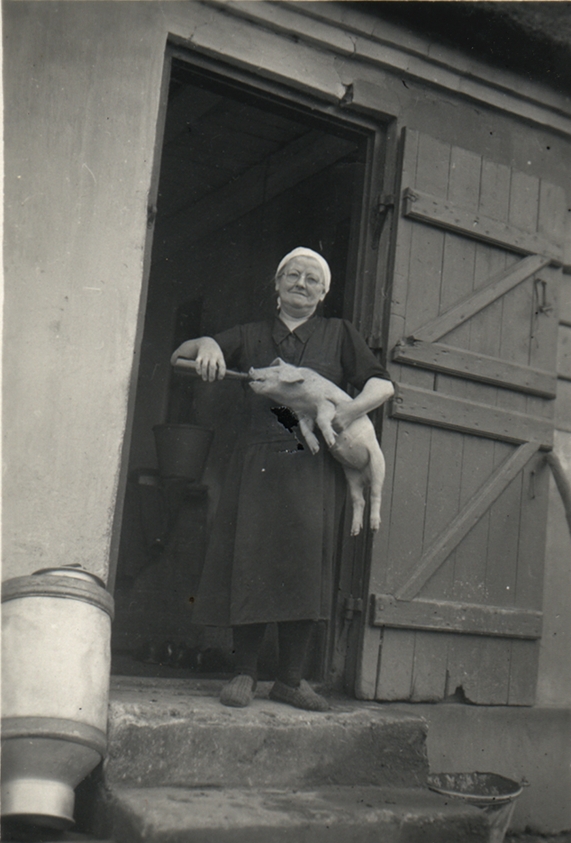 Boline Christine Hansen, Nygaard - med gris i favnen - 1950'erne (B35)