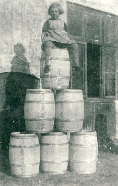Pige ved Sankerbjerg Andelsmejeri - ca. 1920'erne (B4385)