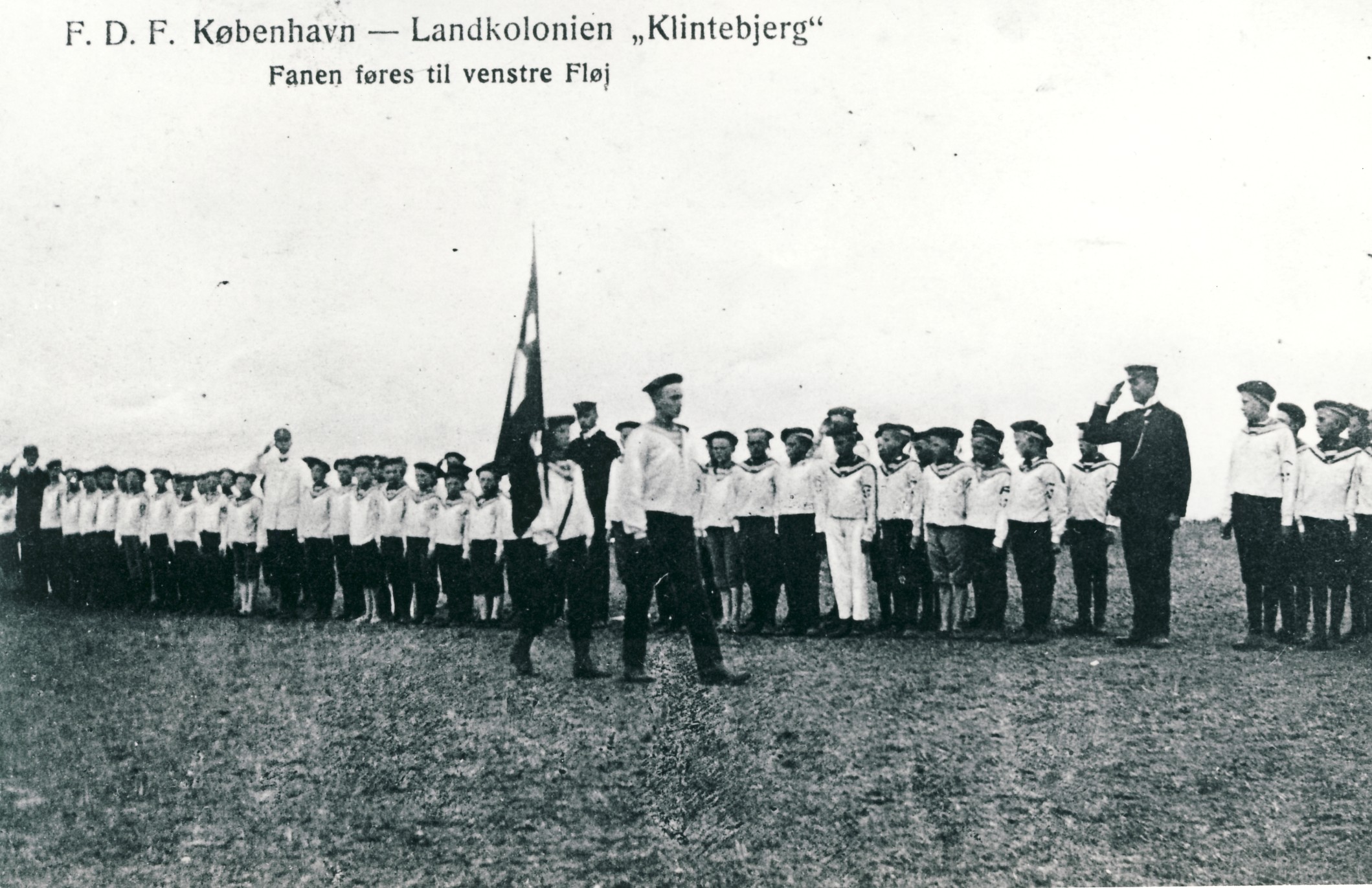 Flagparade i feriekolonien "Klintebjerg" - ca. 1910 (B5002)