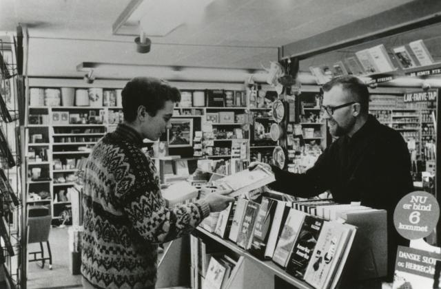 Boghandel og farvehandel, Fårevejle Stationsvej 15 - 1965 (B5705)