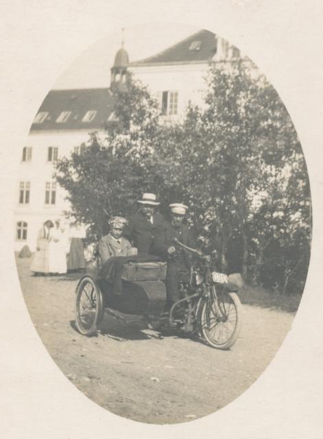 Fårevejle Højskole. Forstanderparret Julin og Søren Bay på motorcykel - 1916 (B5825)