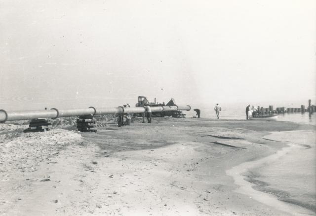 Pumperør monteres - 1965 (B6253)