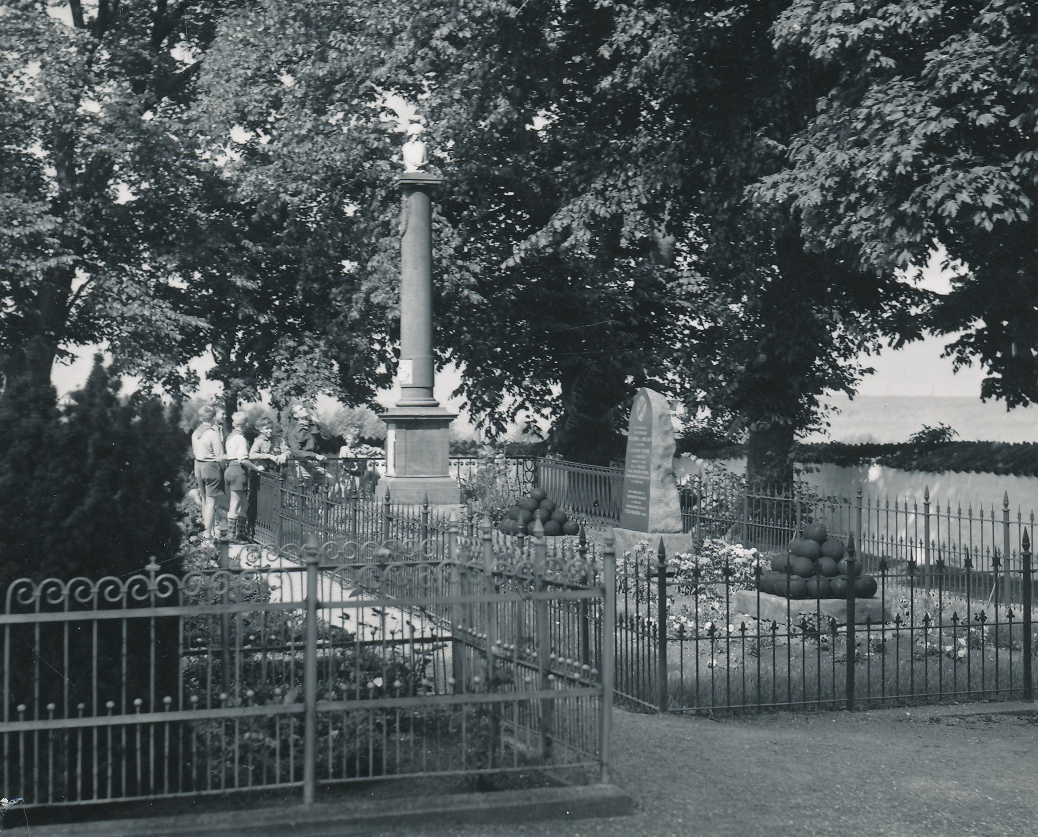 Willemoesmonumentet på Odden Kirkegård - 1950 (B6459)