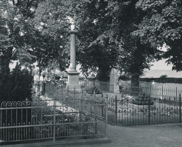 Willemoesmonumentet på Odden Kirkegård - 1950 (B6459)