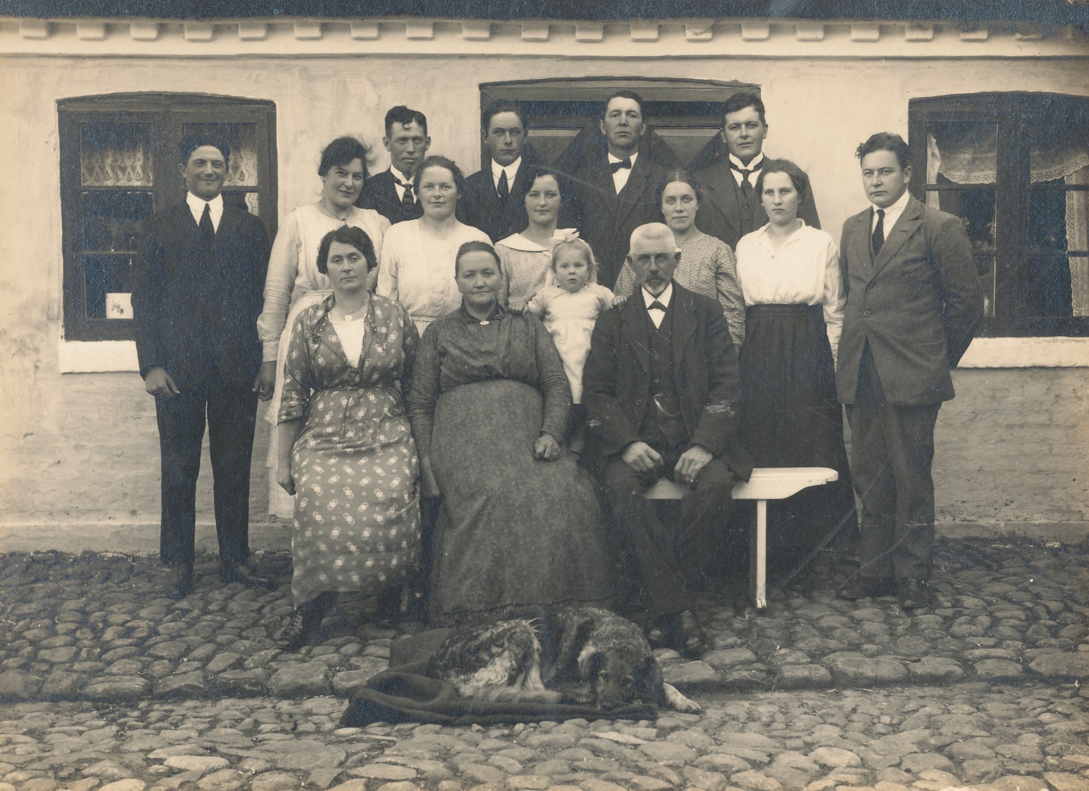 Familieportræt på Lykkesholm i Rode - ca. 1922 (B6574)