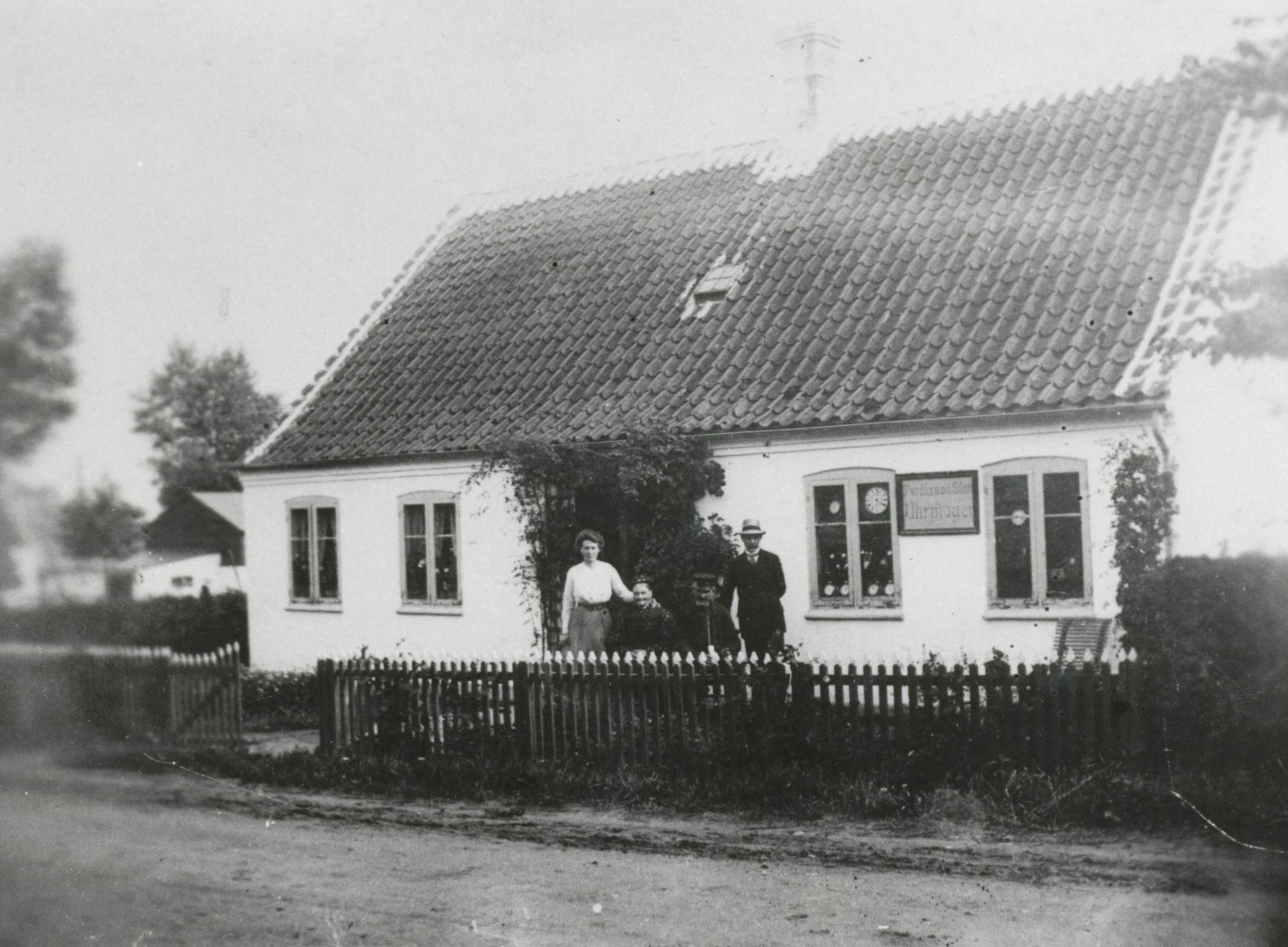 Urmager Ferdinand Slotts forretning - ca. 1915 (B6778)