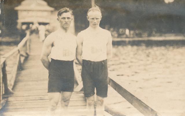 To roere på badebro - 1919 (B6878)