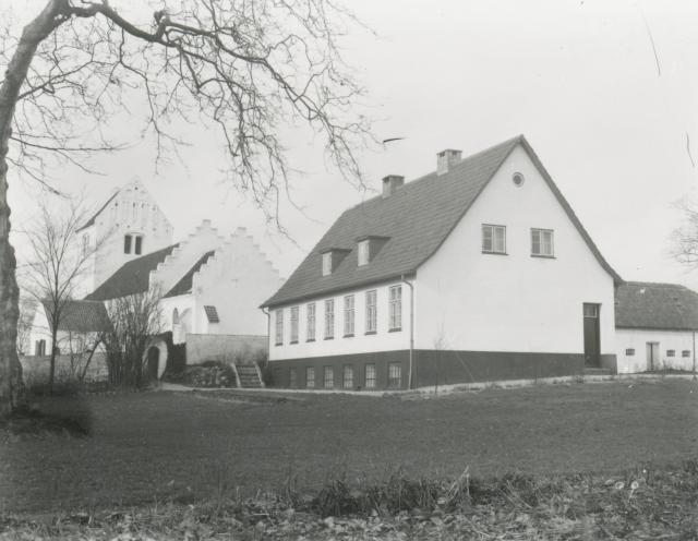 Asnæs Præstegård og kirken - 1939 (B7935)