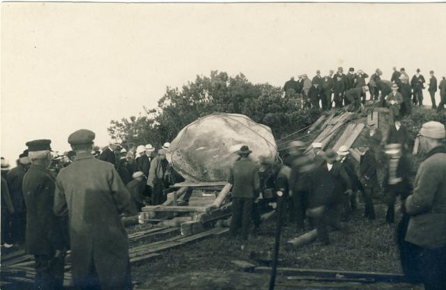 Esterhøjstenen, "Troldstenen",  Genforeningsstenen på blokvogn, sidste vanskelige stykke til toppen,1920 (B1384)