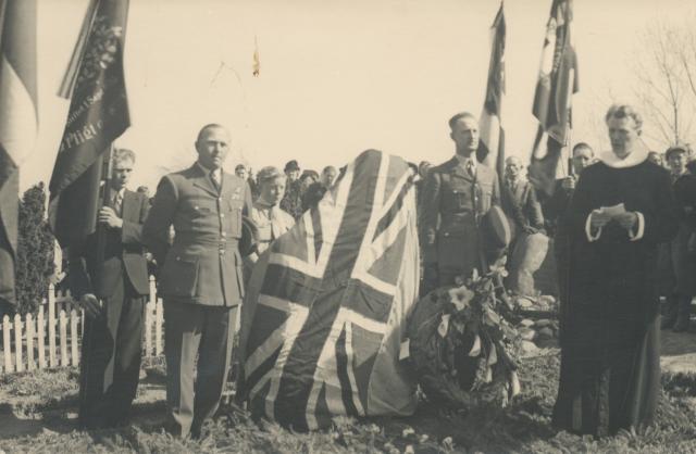 Afsløring af mindesten for faldne allierede flyvere. Fårevejle kirkegård - 1947 (B5847)