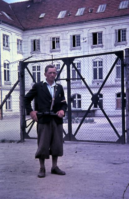 Vagt ved Fårevejle Højskole - maj 1945 (B7958)