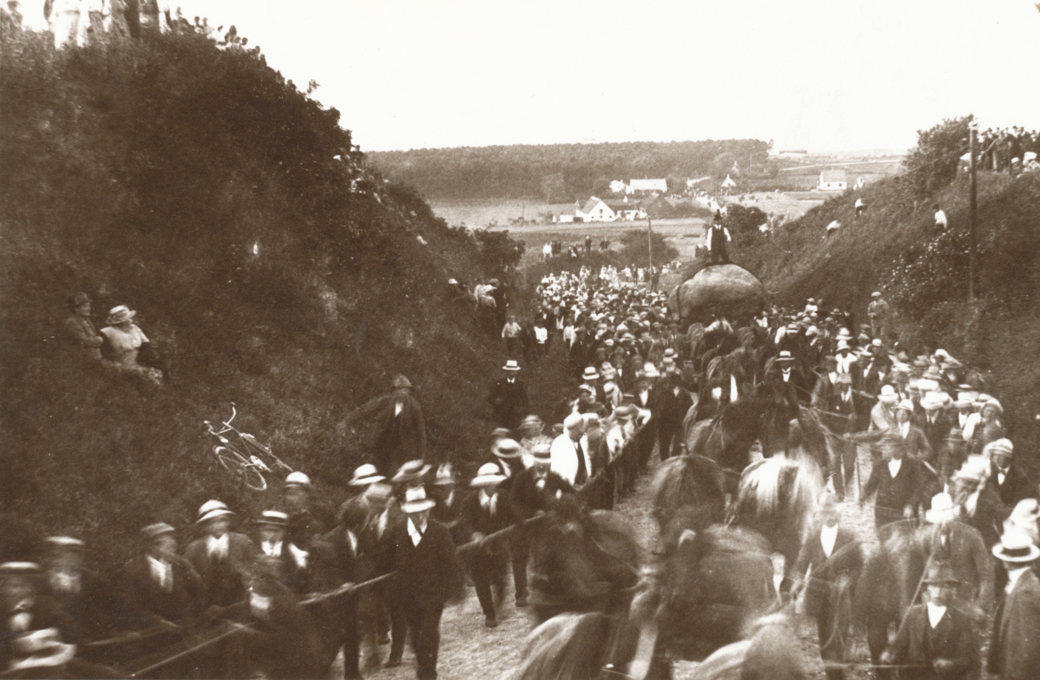 Troldstenens transport til Esterhøj - 1920 (B9100)