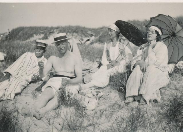 I klitterne for at nyde solen  - 1932  (B95172)