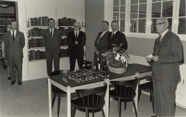 Vig Bibliotek - Sognerådsformand Peter Petersen holder indvielsestale - 19.10.1968 (B610)