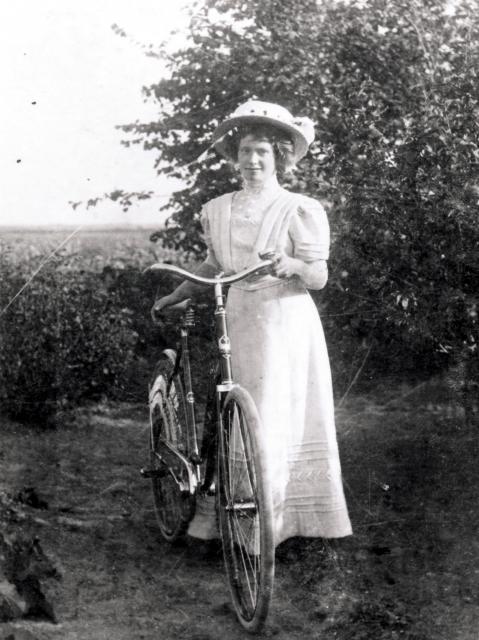 Boline Lindboe Larsen, Vig - ca. 1910  (B10005)