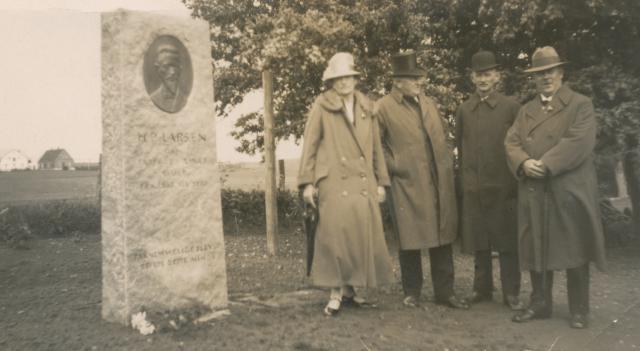 Asnæs. Lærer H. P. Larsens mindesten - 1927 (B2974)