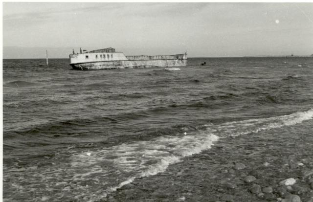 Gniben, Sj. Odde - Cementskibet i vandet - ca. 1950 (B862)