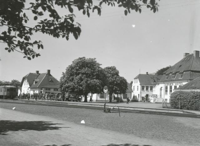 Motorvogn ved Asnæs Station en sommerdag i slutningen af 1930erne (B1902)