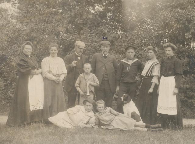 Sidinge Fjordgård. Etatsråd Holm i haven - ca. 1910 (B2306)