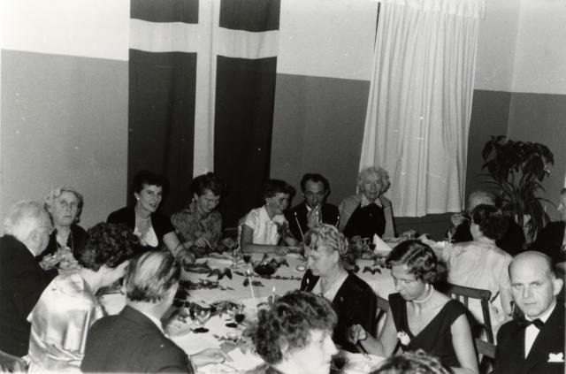 Gæster ved Eva Tvermoes' konfirmation oktober 1954 (B1051)