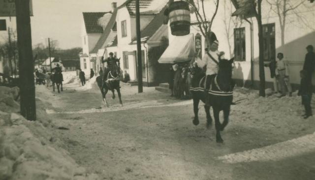 Højby Hovedgade - Fastelavnsridning - 1929 (B2393)